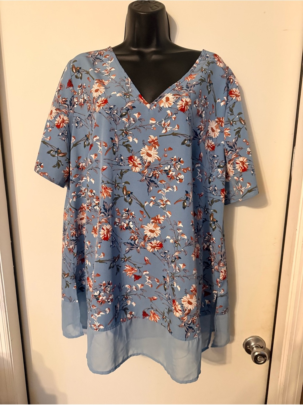 Bloomchic Floral V-Neck Blue Women's Top Sz 14 - 16